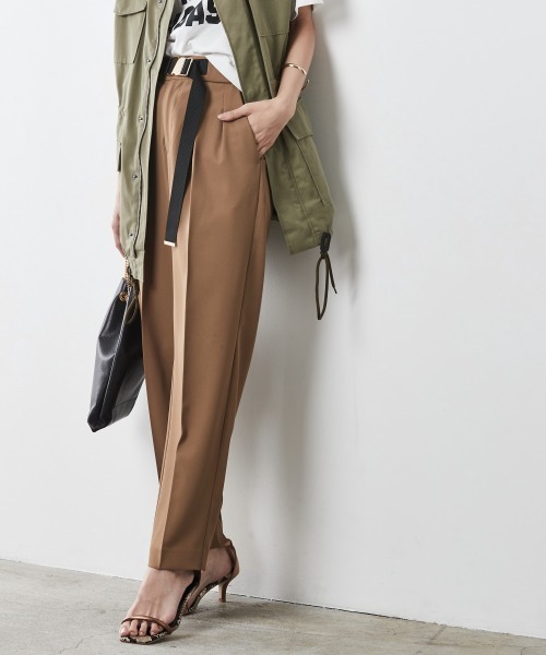 CHIC STYLE（シックスタイル）の「＜大きいサイズ＞ベルト付テーパードパンツ シックスタイル（その他パンツ・レディース・ブラック/モカ・L/LL/4L/5L/3L）」の2枚目の写真