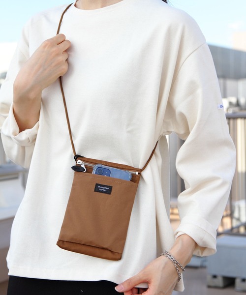 STANDARD SUPPLY(スタンダードサプライ)の「STANDARD SUPPLY/スタンダードサプライ スリングパース M SLING PURSE M(ショルダーバッグ・レディース・ブラック/チャコールグレー/グレー/グレイッシュベージュ/ネイビー/モカ/サンドベージュ/ブラウン/アイボリー/ケリーグリーン/グレイッシュブルー/ライトパープル/ダークブラウン/ミント/ボルドー・FREE)」の6枚目の写真