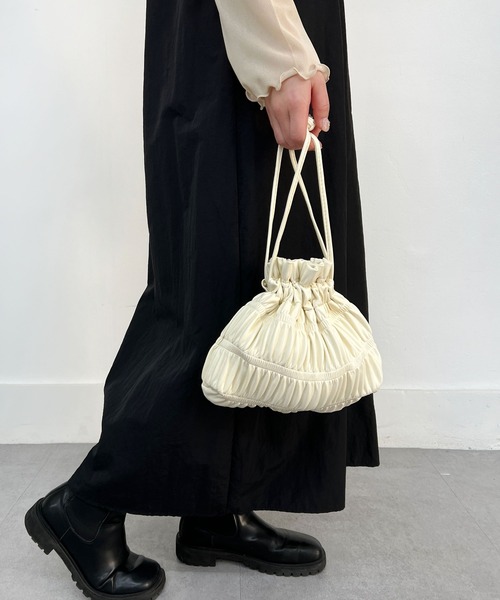 CEMONEMO(セモネモ)の「2way シャーリング 巾着 ミニ ショルダーバッグ(ショルダーバッグ・レディース・ホワイト/ブラック/シルバー・FREE)」の2枚目の写真