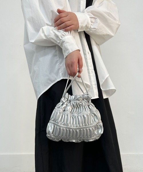 CEMONEMO(セモネモ)の「2way シャーリング 巾着 ミニ ショルダーバッグ(ショルダーバッグ・レディース・ホワイト/ブラック/シルバー・FREE)」の3枚目の写真