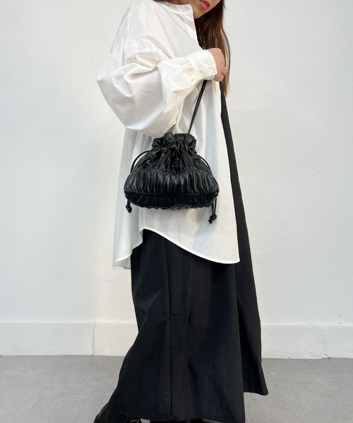 CEMONEMO(セモネモ)の「2way シャーリング 巾着 ミニ ショルダーバッグ(ショルダーバッグ・レディース・ホワイト/ブラック/シルバー・FREE)」の4枚目の写真