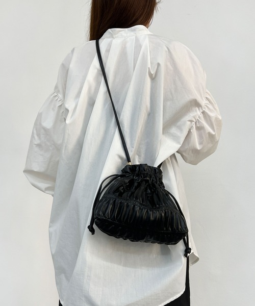 CEMONEMO(セモネモ)の「2way シャーリング 巾着 ミニ ショルダーバッグ(ショルダーバッグ・レディース・ホワイト/ブラック/シルバー・FREE)」の5枚目の写真