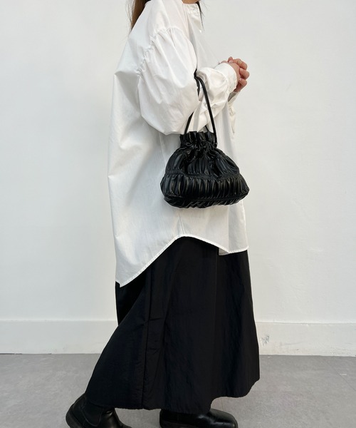 CEMONEMO(セモネモ)の「2way シャーリング 巾着 ミニ ショルダーバッグ(ショルダーバッグ・レディース・ホワイト/ブラック/シルバー・FREE)」の6枚目の写真