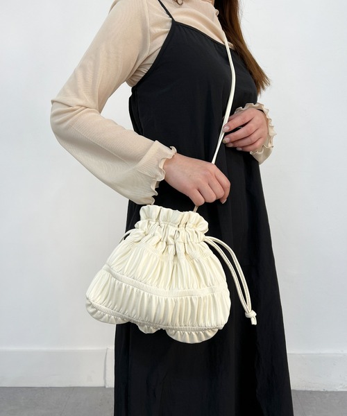 CEMONEMO(セモネモ)の「2way シャーリング 巾着 ミニ ショルダーバッグ(ショルダーバッグ・レディース・ホワイト/ブラック/シルバー・FREE)」の7枚目の写真