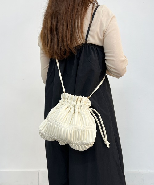 CEMONEMO(セモネモ)の「2way シャーリング 巾着 ミニ ショルダーバッグ(ショルダーバッグ・レディース・ホワイト/ブラック/シルバー・FREE)」の8枚目の写真