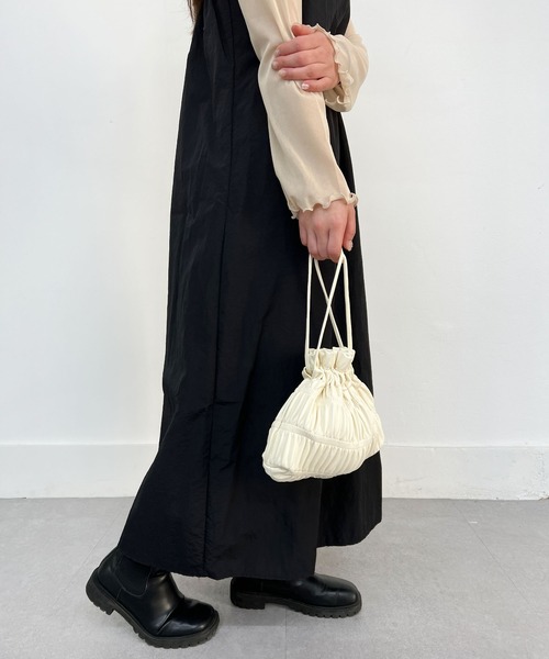 CEMONEMO(セモネモ)の「2way シャーリング 巾着 ミニ ショルダーバッグ(ショルダーバッグ・レディース・ホワイト/ブラック/シルバー・FREE)」の9枚目の写真