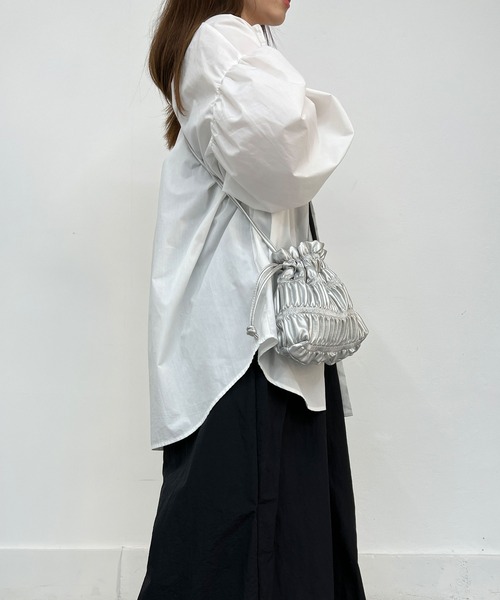 CEMONEMO(セモネモ)の「2way シャーリング 巾着 ミニ ショルダーバッグ(ショルダーバッグ・レディース・ホワイト/ブラック/シルバー・FREE)」の10枚目の写真