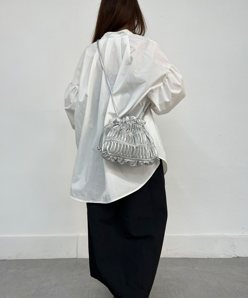 CEMONEMO(セモネモ)の「2way シャーリング 巾着 ミニ ショルダーバッグ(ショルダーバッグ・レディース・ホワイト/ブラック/シルバー・FREE)」の11枚目の写真