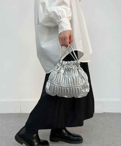 CEMONEMO(セモネモ)の「2way シャーリング 巾着 ミニ ショルダーバッグ(ショルダーバッグ・レディース・ホワイト/ブラック/シルバー・FREE)」の12枚目の写真