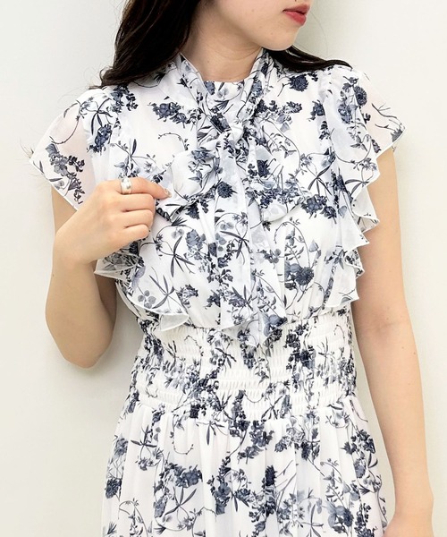 INGNI（イング）の「花柄フリルノースリ／ワンピース（ワンピース・レディース・ホワイト×ネイビー/グレー/ブラウン・M）」の9枚目の写真