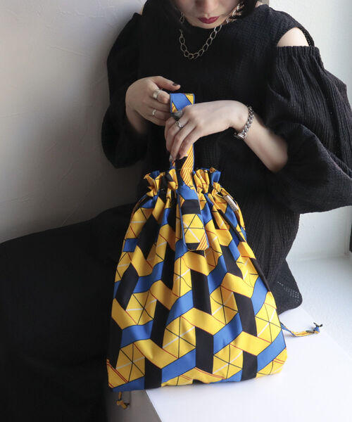 fredy emue（フレディエミュ）の「アフリカンバティック巾着バッグ（トートバッグ・レディース・イエロー系その他/ブルー系その他・FREE）」の2枚目の写真