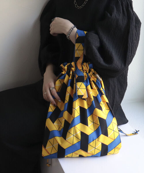 fredy emue（フレディエミュ）の「アフリカンバティック巾着バッグ（トートバッグ・レディース・イエロー系その他/ブルー系その他・FREE）」の7枚目の写真