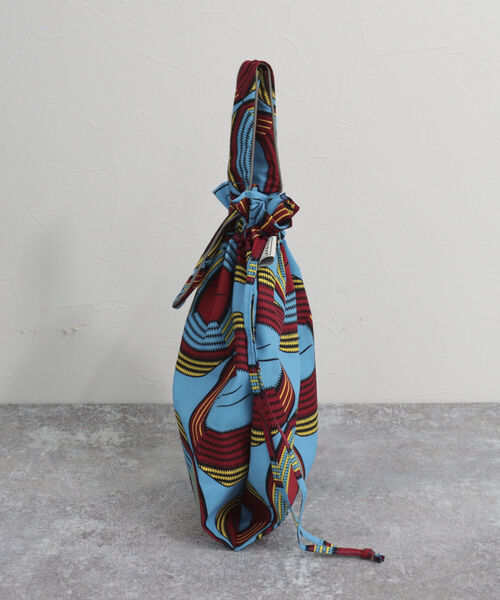 fredy emue（フレディエミュ）の「アフリカンバティック巾着バッグ（トートバッグ・レディース・イエロー系その他/ブルー系その他・FREE）」の6枚目の写真