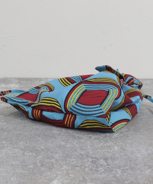 fredy emue（フレディエミュ）の「アフリカンバティック巾着バッグ（トートバッグ・レディース・イエロー系その他/ブルー系その他・FREE）」の3枚目の写真