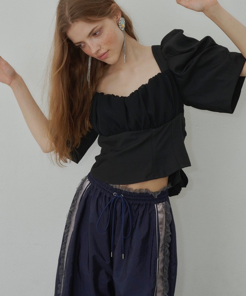 J1U by LA BELLE ETUDE（ジユウバイラベルエチュード）の「デザインスリーブバッグリボンコルセットブラウス（シャツ/ブラウス・レディース・ホワイト/ブラック・FREE）」の4枚目の写真