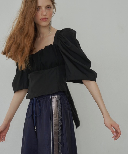 J1U by LA BELLE ETUDE（ジユウバイラベルエチュード）の「デザインスリーブバッグリボンコルセットブラウス（シャツ/ブラウス・レディース・ホワイト/ブラック・FREE）」の3枚目の写真