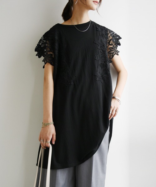 and it_(アンドイット)の「ひんやりタッチレーススリーブチュニック(Tシャツ/カットソー・レディース・オフホワイト/グリーン/ブラック・M/L/LL)」の1枚目の写真