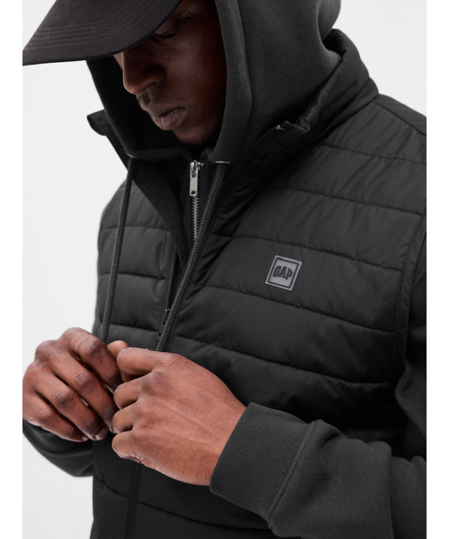 GAP（ギャップ）の「コールドコントロール パファーベスト(ユニセックス)（ダウンベスト・メンズ・ベージュ/ブルー/ブラック・S/M/XS/L/XL）」の5枚目の写真