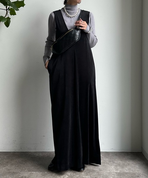 DouDou（ドゥドゥ）の「【WEB限定】 ベロアロンパース（サロペット/オーバーオール・レディース・ブラック/チャコールグレー・FREE）」の2枚目の写真