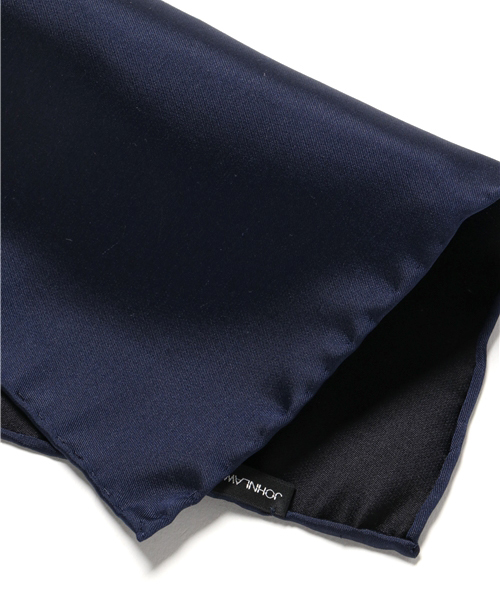 JOHN LAWRENCE SULLIVAN（ジョンローレンスサリバン）の「SILK TWILL POCKET CHIEF（バンダナ/スカーフ・メンズ・ブラック/ネイビー/グレー/ボルドー/ホワイト・ONE SIZE）」の6枚目の写真