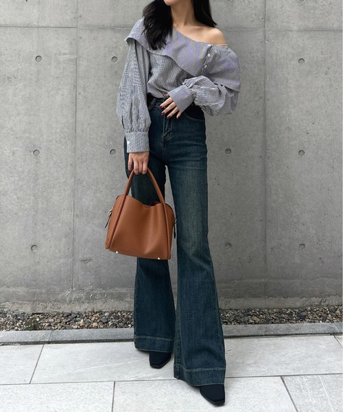 Olu.（オルドット）の「ウォッシュカラーストレッチフレアデニム（デニムパンツ・レディース・ライトブルー/ダークブルー/ブルー・0/1）」の3枚目の写真