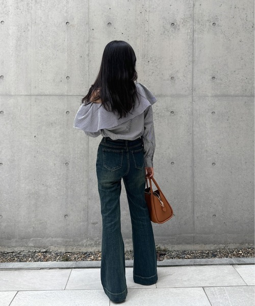 Olu.（オルドット）の「ウォッシュカラーストレッチフレアデニム（デニムパンツ・レディース・ライトブルー/ダークブルー/ブルー・0/1）」の8枚目の写真