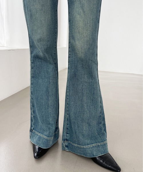 Olu.（オルドット）の「ウォッシュカラーストレッチフレアデニム（デニムパンツ・レディース・ライトブルー/ダークブルー/ブルー・0/1）」の21枚目の写真