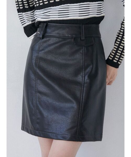 MURUA（ムルーア）の「フェイクレザーフラップミニスカート（スカート・レディース・アイボリー/ブラック/グレー・1/2）」の3枚目の写真