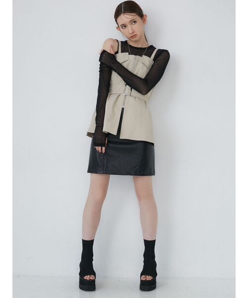 MURUA（ムルーア）の「フェイクレザーフラップミニスカート（スカート・レディース・アイボリー/ブラック/グレー・1/2）」の9枚目の写真