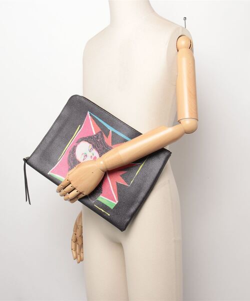 MEDICOM TOY LIFE ENTERTAINMENT（メディコムトイライフエンターテイメント）の「MLE SAIKO OTAKE / DOCUMENT CASE A4 "GODDESS"（クラッチバッグ・レディース・ブラック・ONE SIZE）」の3枚目の写真