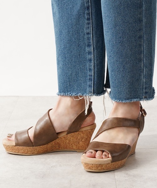 Piedi Nudi(ピエディヌーディ)の「アシンメトリー 美脚サンダル(サンダル・レディース・ベージュ/ブラック/ダークブラウン/グレー・M/LL/L/S)」の3枚目の写真