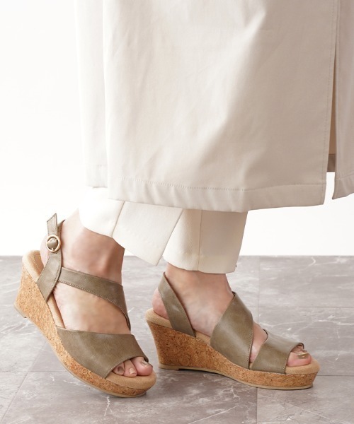 Piedi Nudi(ピエディヌーディ)の「アシンメトリー 美脚サンダル(サンダル・レディース・ベージュ/ブラック/ダークブラウン/グレー・M/LL/L/S)」の2枚目の写真
