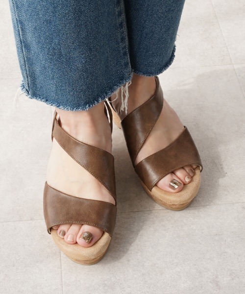 Piedi Nudi(ピエディヌーディ)の「アシンメトリー 美脚サンダル(サンダル・レディース・ベージュ/ブラック/ダークブラウン/グレー・M/LL/L/S)」の19枚目の写真