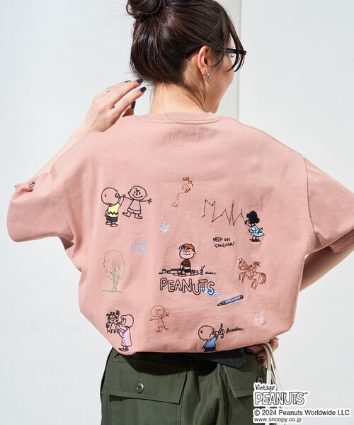 FREAK'S STORE（フリークスストア）の「オリジナル展開　PEANUTS/ピーナッツ　PEANUTS バック 刺繍 半袖 Tシャツ（Tシャツ/カットソー・レディース・オフホワイト/ブラック/パープル/ライトグレー/ピンク・MEDIUM/LARGE）」の5枚目の写真