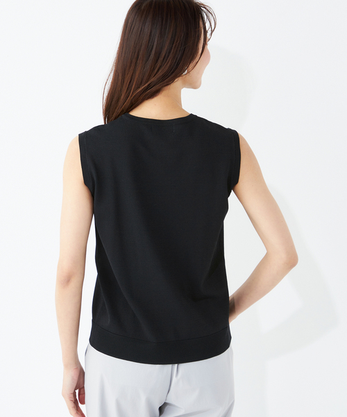 A/C DESIGN BY ALPHA CUBIC（エーシーデザインバイアルファキュービック）の「【接触冷感・洗濯可能】毛玉になりにくいノースリーブプルオーバー（ニット/セーター・レディース・ブラック/オフホワイト/ライトグレー・M/L）」の5枚目の写真