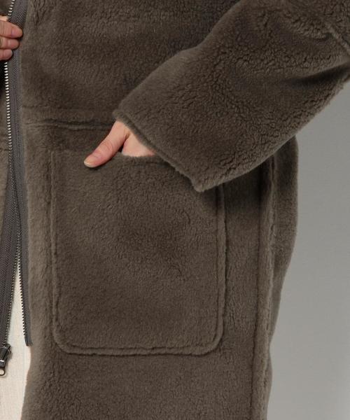 Another Edition(アナザーエディション)の「【展開店舗限定】フェイクムートンリバーシブルノーカラーコート/aeBC F/MOUTON RV N/C CT(ムートンコート・レディース・グレー/ベージュ/ネイビー・MEDIUM/SMALL)」の6枚目の写真