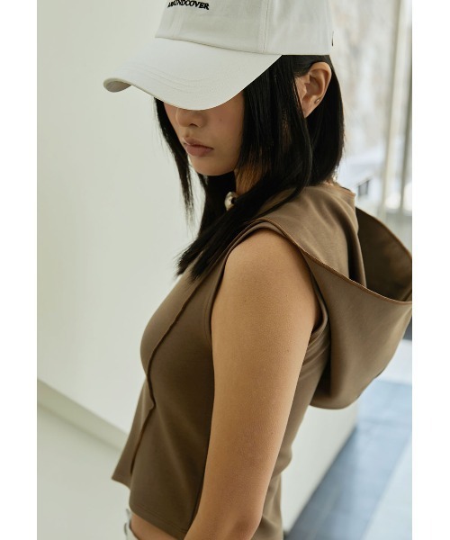 ACOVER(オコボ)の「A'GEM/9 × .kom 『ACOVER/オコボ』 HOOD PINTUCK CROP SLEEVELESS/フードピンタッククロップスリーブレス(タンクトップ・レディース・ブラック/ホワイト・FREE)」の4枚目の写真