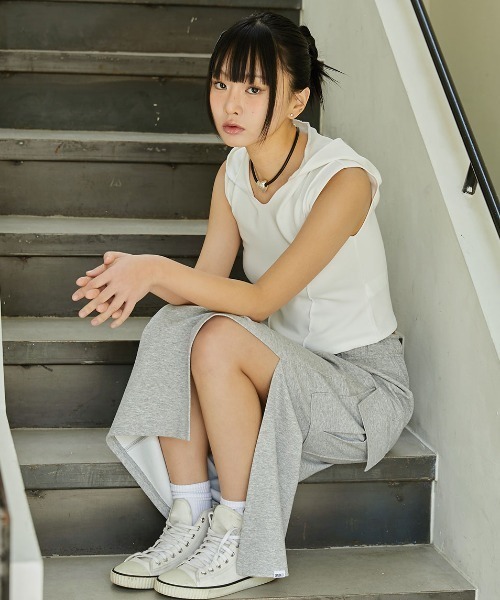 ACOVER(オコボ)の「A'GEM/9 × .kom 『ACOVER/オコボ』 HOOD PINTUCK CROP SLEEVELESS/フードピンタッククロップスリーブレス(タンクトップ・レディース・ブラック/ホワイト・FREE)」の5枚目の写真