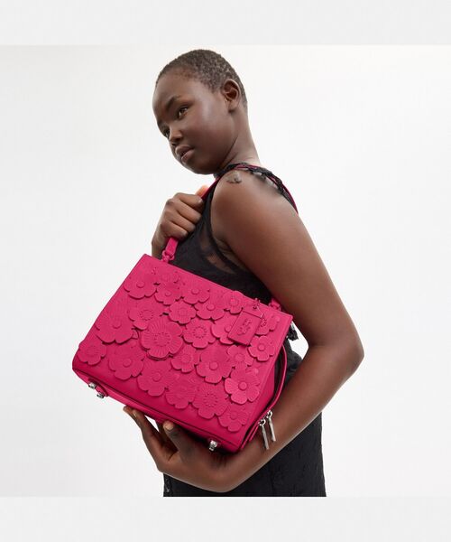 コーチ　ティーローズ ショルダーバッグ COACH（コーチ）の「ローグ バッグ 25・ティー ローズ（ショルダー