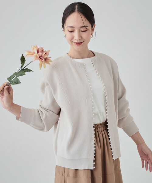 DRESKIP（ドレスキップ）の「◆フェイクパールが華やか フェミニンニットカーディガン（カーディガン/ボレロ・レディース・グレー/ブラック/ライトベージュ/ダークパープル・02/03/04）」の3枚目の写真