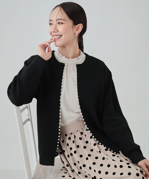 DRESKIP（ドレスキップ）の「◆フェイクパールが華やか フェミニンニットカーディガン（カーディガン/ボレロ・レディース・グレー/ブラック/ライトベージュ/ダークパープル・02/03/04）」の2枚目の写真