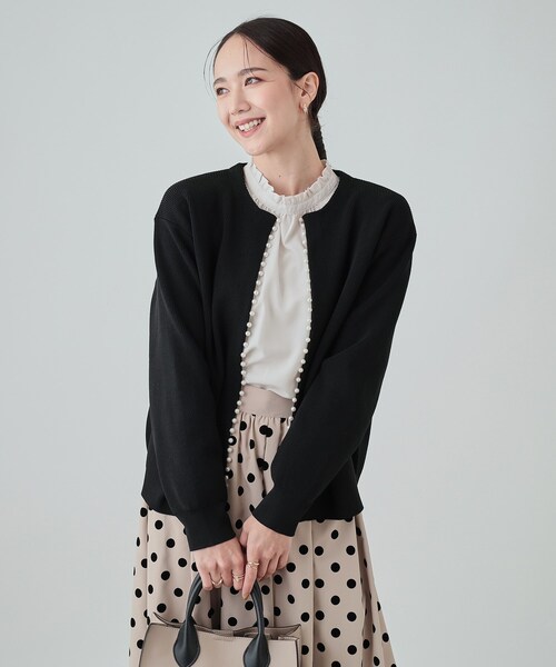 DRESKIP（ドレスキップ）の「◆フェイクパールが華やか フェミニンニットカーディガン（カーディガン/ボレロ・レディース・グレー/ブラック/ライトベージュ/ダークパープル・02/03/04）」の5枚目の写真