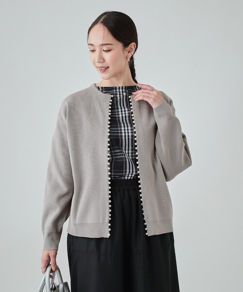 DRESKIP（ドレスキップ）の「◆フェイクパールが華やか フェミニンニットカーディガン（カーディガン/ボレロ・レディース・グレー/ブラック/ライトベージュ/ダークパープル・02/03/04）」の9枚目の写真