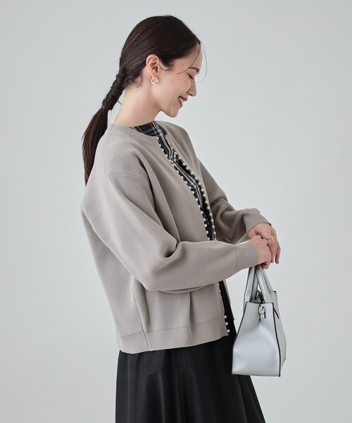 DRESKIP（ドレスキップ）の「◆フェイクパールが華やか フェミニンニットカーディガン（カーディガン/ボレロ・レディース・グレー/ブラック/ライトベージュ/ダークパープル・02/03/04）」の10枚目の写真