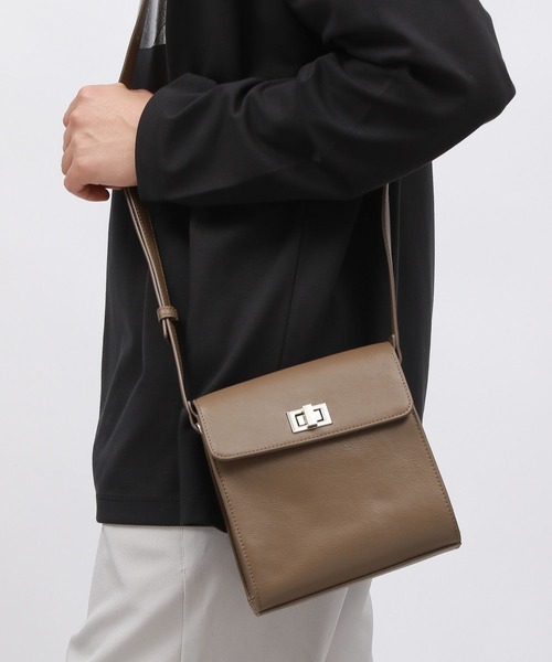 LAKOLE（ラコレ）の「フェイクレザーメタルスクエアミニショルダー / 140066（ショルダーバッグ・メンズ・サンドグレー/ブラック・FREE）」の4枚目の写真