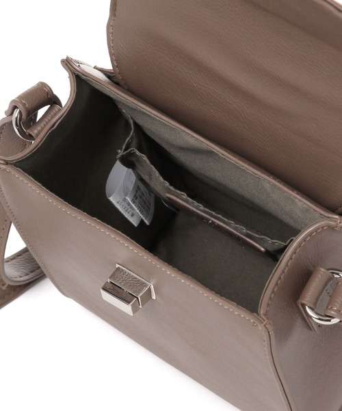 LAKOLE（ラコレ）の「フェイクレザーメタルスクエアミニショルダー / 140066（ショルダーバッグ・メンズ・サンドグレー/ブラック・FREE）」の18枚目の写真