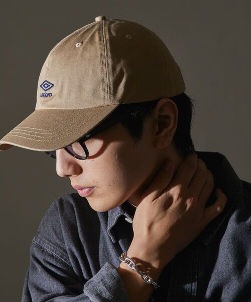 UMBRO（アンブロ）の「UMBRO/アンブロ 別注 UMBRO ワンポイントロゴキャップ/ベースボールキャップ(限定展開)（キャップ・メンズ・ベージュ/ブラック・ONE SIZE）」の3枚目の写真