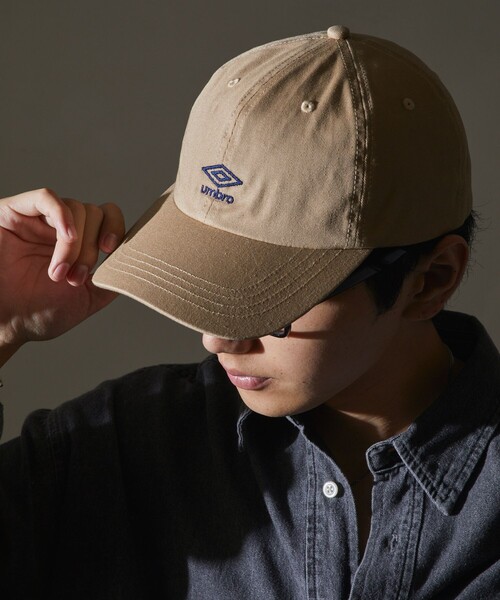 UMBRO（アンブロ）の「UMBRO/アンブロ 別注 UMBRO ワンポイントロゴキャップ/ベースボールキャップ(限定展開)（キャップ・メンズ・ベージュ/ブラック・ONE SIZE）」の4枚目の写真