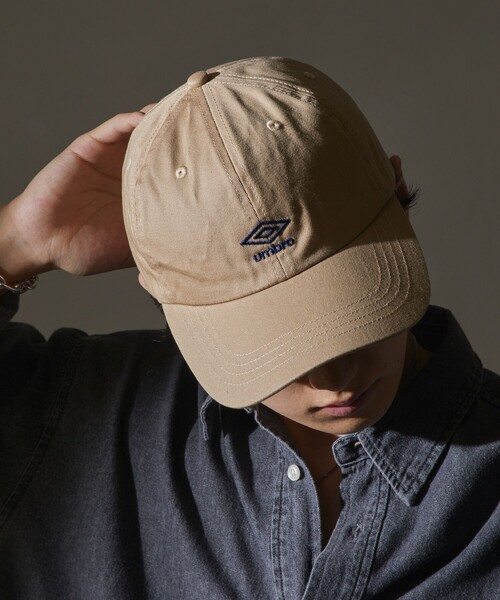 UMBRO（アンブロ）の「UMBRO/アンブロ 別注 UMBRO ワンポイントロゴキャップ/ベースボールキャップ(限定展開)（キャップ・メンズ・ベージュ/ブラック・ONE SIZE）」の5枚目の写真