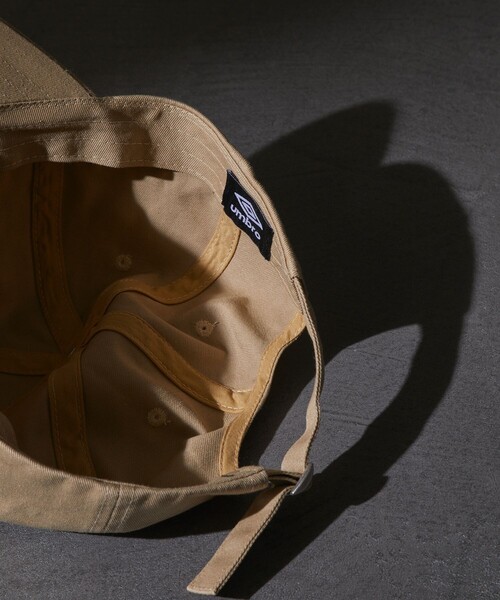 UMBRO（アンブロ）の「UMBRO/アンブロ 別注 UMBRO ワンポイントロゴキャップ/ベースボールキャップ(限定展開)（キャップ・メンズ・ベージュ/ブラック・ONE SIZE）」の8枚目の写真